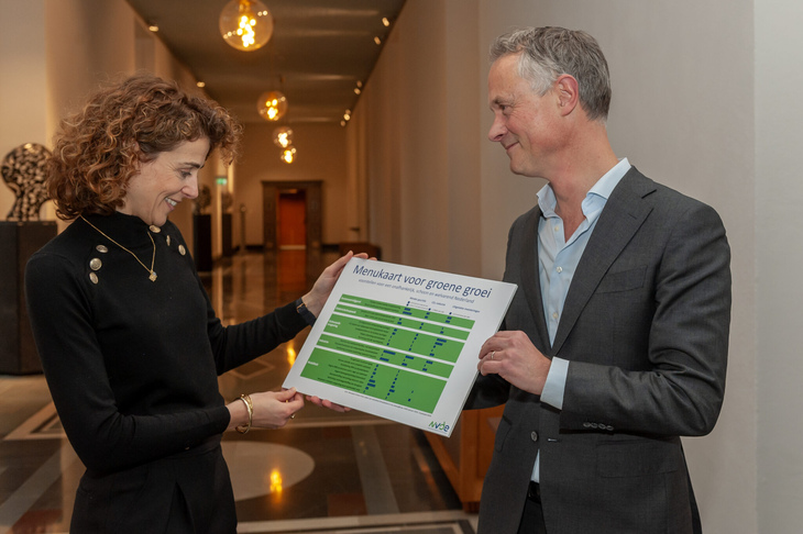 Menukaart voor groene groei KJB overhandiging2