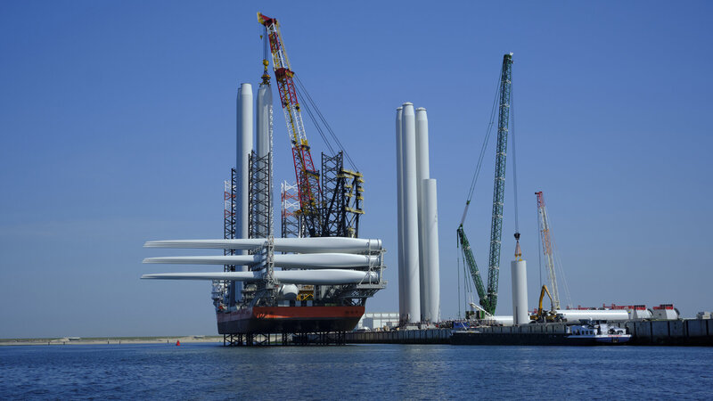 iStock 1417923722 offshore wind jack up vessel in Rotterdam 111849475884
